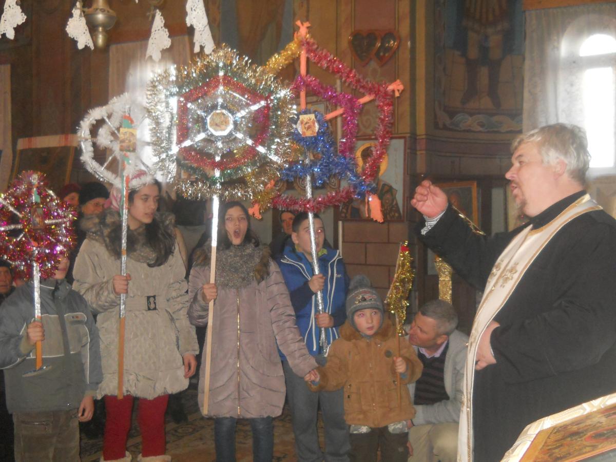 Parintele canta cu copiii "Steaua sus rasare" si "O, ce veste minunata"